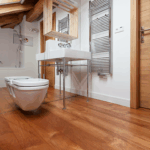 Drewno tekowe w łazience. Fot. Marchewka