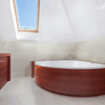 Obudowa wanny zrobiona z drewna kosipo. Fot. Marchewka