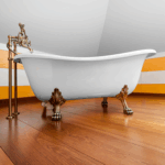 Podloga tekowa w łazience. Fot. Marchewka