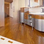 Przyklad zastosowania drewna tekowego w łazience. Fot. Marchewka