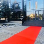 Czerwony dywan przed biurowcem Newmor
