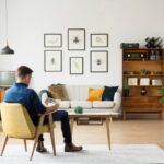 Stylowe i proste meble tworzą niepowtarzalny klimat. Paprotka na stojaku to cytat z PRL. fot. 123rf.com