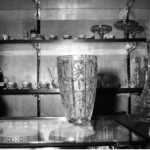 Kryształowy wazon na ladzie sklepowej 1968 (NAC)