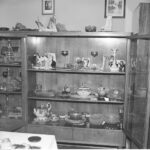 Bibeloty w mieszkaniu Grażyny Rutowskiej, lata 80. (NAC)