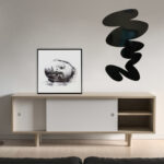 Kompozycja prac Sylwii Mużyło i Giulia Zaneta, po lewej Sylwia Mużyło, Autoportret, technika własna, po prawej Giulio Zanet, Shape - aluminium, malarstwo.