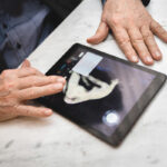 Józef Wilkoń tworzący najnowszy cykl aktów