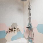 FERRO Zestaw natryskowy przesuwny z deszczownią Rondo Lux Półka szklana Novatorre Metalia