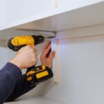 Fot. fischer Polska jak wyeksponować pamiątki na ścianie (5)