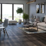 Ciemna podłoga pięknie zaprezentuje się w przestronnym wnętrzu urządzonym w stylu nowoczesnym. Na zdjęciu panele laminowane Arteo Dąb Hradok od RuckZuck