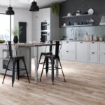 Jasna podłoga z ciepłymi refleksami to dobra propozycja do rustykalnych wnętrz. Na zdjęciu panele wodoodporne Vision 4V Dąb Avenue od RuckZuck