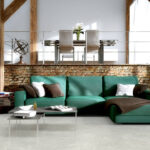 Panele o strukturze kamienia to świetne uzupełnienie industrialnego wystroju. Na zdjęciu panele podłogowe Visiogrande Emperador Weiss od RuckZuck