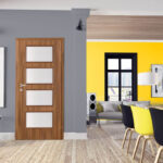 Biale-tlo-aranzacyjne-pozwala-wyeksponowac-zolte-i-szare-elementy-wyposazenia.-Na-zdjeciu-kuchnia-Flinton.-Fot.-RuckZuck