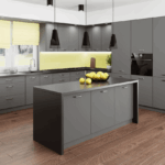 Biale-tlo-aranzacyjne-pozwala-wyeksponowac-zolte-i-szare-elementy-wyposazenia.-Na-zdjeciu-kuchnia-Flinton.-Fot.-RuckZuck