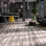 Biale-tlo-aranzacyjne-pozwala-wyeksponowac-zolte-i-szare-elementy-wyposazenia.-Na-zdjeciu-kuchnia-Flinton.-Fot.-RuckZuck