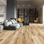 Biale-tlo-aranzacyjne-pozwala-wyeksponowac-zolte-i-szare-elementy-wyposazenia.-Na-zdjeciu-kuchnia-Flinton.-Fot.-RuckZuck