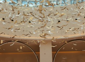 Miniony rok należał do Edyty Barańskiej. O tym jak autorskie szkło z Polski podbija międzynarodowe rynki 1. Instalacja Edyty Barańskiej dla Dubai Mall fot. Artur Walczewski