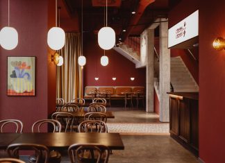 Secesja, parowozy i koktajle. Wnętrza nowego food hallu w historycznej kamienicy w centrum Poznania projektu Biuro Kreacja i M19 Architekci KulinarnaKamienica By AlkaMurat