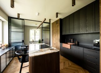 Dom utkany z faktur. Naturalne materiały i architektura detalu w Gdyni Proj. masz.design fot. Adam Burdyło mat. pras. Rubio Monocoat (1)