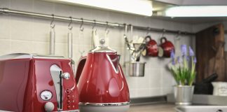 Najciekawsze dodatki do kuchni inspirowane stylem vintage Red,Toaster,And,Electric,Kettle,In,Retro,Slile,On,Tabletop