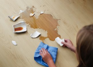 Wodoodporna podłoga do kuchni i łazienki – panele winylowe VIN IN A broken cup of coffee fell on laminate, coffee spilled on floor
